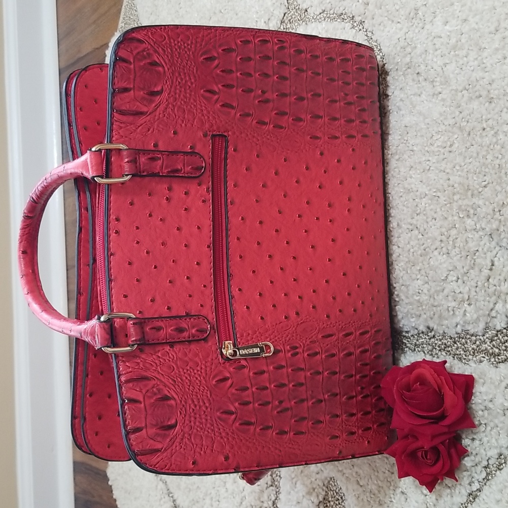 ⛔️SOLD⛔️NWOT Red tote bag in faux ostrich with matching clutch & dust bag - Picture 8 of 16